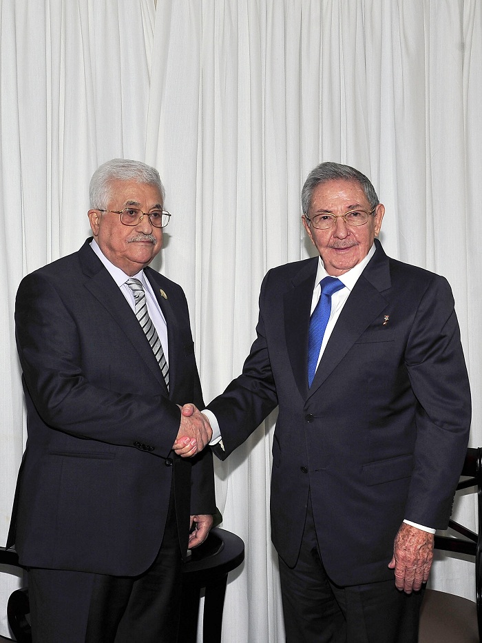 Durante su encuentro, el mandatario cubano y Mahmud Abbas, Presidente del Estado de Palestina, expresaron satisfacción por el apoyo de la reunión a la causa de ese pueblo árabe. Foto: Estudios Revolución