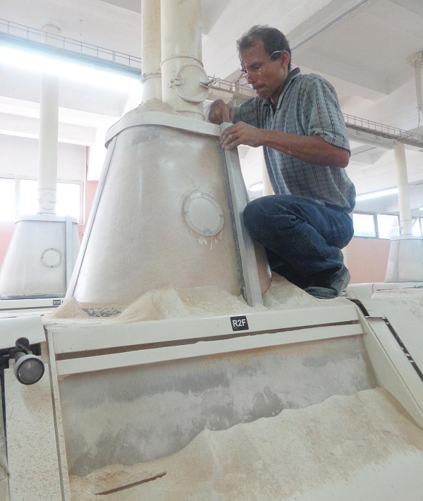 En la UEB Cereales Santiago, responsable de producir harina para varias provincias del país, se reconoce como positiva la aplicación de la R/6. Foto: Betty Beatón