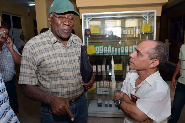Salvador Valdés Mesa (izquierda), miembro del Buró Político del Comité Central del Partido Comunista de Cuba y vicepresidente del Consejo de Estado, dialoga con Efrén Rodríguez Lora, director general del Laboratorio Farmacéutico Líquidos Orales de Bayamo (Medilip), en la ciudad de Bayamo. Foto: Armando Ernesto Contreras Tamayo