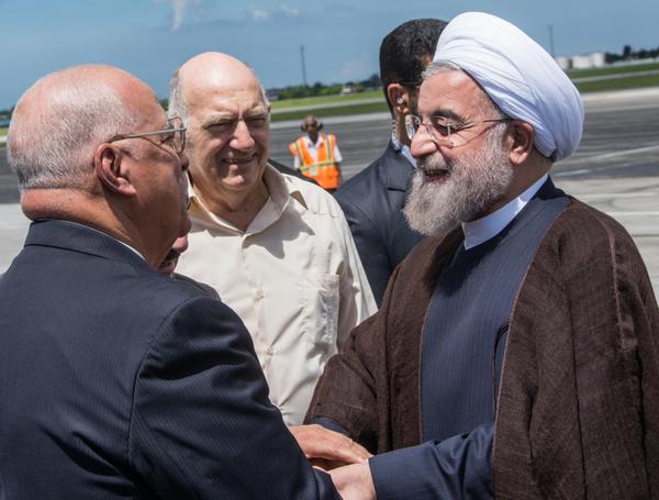El Presidente de Irán Hassan Rouhani (D), en visita oficial a Cuba, es recibido por Ricardo Cabrisas Ruíz (I), vicepresidente del Consejo de Ministros y Ministro de Economía y Planificación, a su llegada al Aeropuerto Internacional José Martí, en La Habana, el 19 de septiembre de 2016. ACN FOTO/Marcelino VÁZQUEZ HERNÁNDEZ/sdl