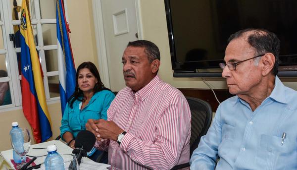 Intervención del General Jorge L. García Carneiro (C), Gobernador del Estado de Vargas, durante una rueda de prensa en la embajada venezolana en La Habana. Foto: Marcelino Vázquez