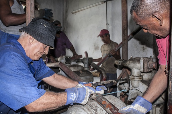 La brigada de mantenimiento a los equipos de aires acondicionados de los cines del Proyecto 23 del Icaic acomete por primera vez el desmontaje total de uno de los antiguos sistemas de climatización que con múltiples innovaciones ellos han conservado en funcionamiento, para dar paso a la próxima instalación de una nueva tecnología. Foto: René Pérez Massola