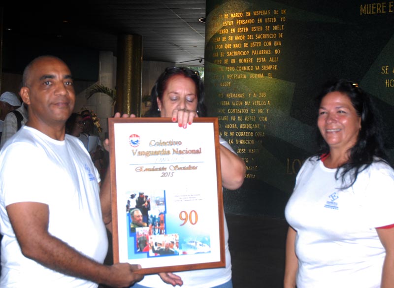 Rubén Sierra Márquez, director de la referida empresa y Tamara Pérez Pestano, secretaria general del Buró Sindical, recibieron el galardón de manos de Maribel Padrón Chávez, secretaria general del SNTC en el municipio de Plaza de la Revolución. Foto: Agustín Borrego