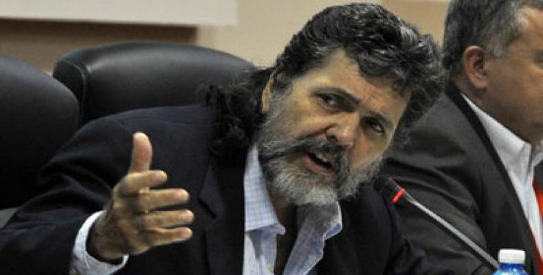 Como un ejercicio único en la historia del país consideró el ministro de Cultura Abel Prieto el proceso de discusión de los documentos del VII Congreso del Partido Comunista de Cuba. Foto: Tomada de internet