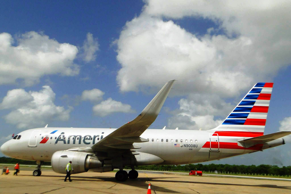 El Airbus A-319, de AA, sobre la pista del Aeropuerto Internacional Jaime González, de Cienfuegos. / Foto: Tomada de Internet.