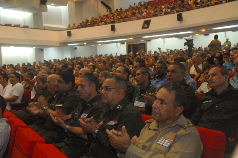 A la conmemoración asistieron jefes y oficiales de las FAR y del Ministerio del Interior (Minint), trabajadores civiles de ambos organismos, una representación de Héroes del Trabajo de la República de Cuba, integrantes del secretariado de la CTC y dirigentes sindicales. Foto: Agustín Borrego Torres