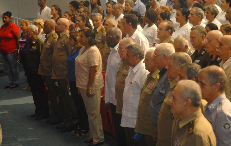 El acto estuvo presidido por los miembros del Buró Político del Partido Comunista de Cuba, el General de Cuerpo de Ejército Álvaro López Miera, viceministro primero de las FAR, Salvador Valdés Mesa, vicepresidente del Consejo de Estado y Ulises Guilarte De Nacimiento, secretario general de la Central de Trabajadores de Cuba (CTC). Foto: Agustín Borrego Torres