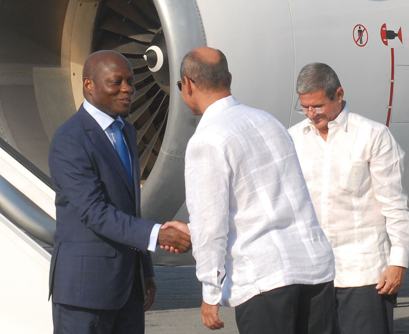 Al recibimiento del dignatario guineano en el Aeropuerto Internacional José Martí asistieron Rogelio Sierra, viceministro de Relaciones Exteriores de Cuba, y Abel Coelho Mendonça, embajador del país africano en La Habana. Foto: Agustín Borrego
