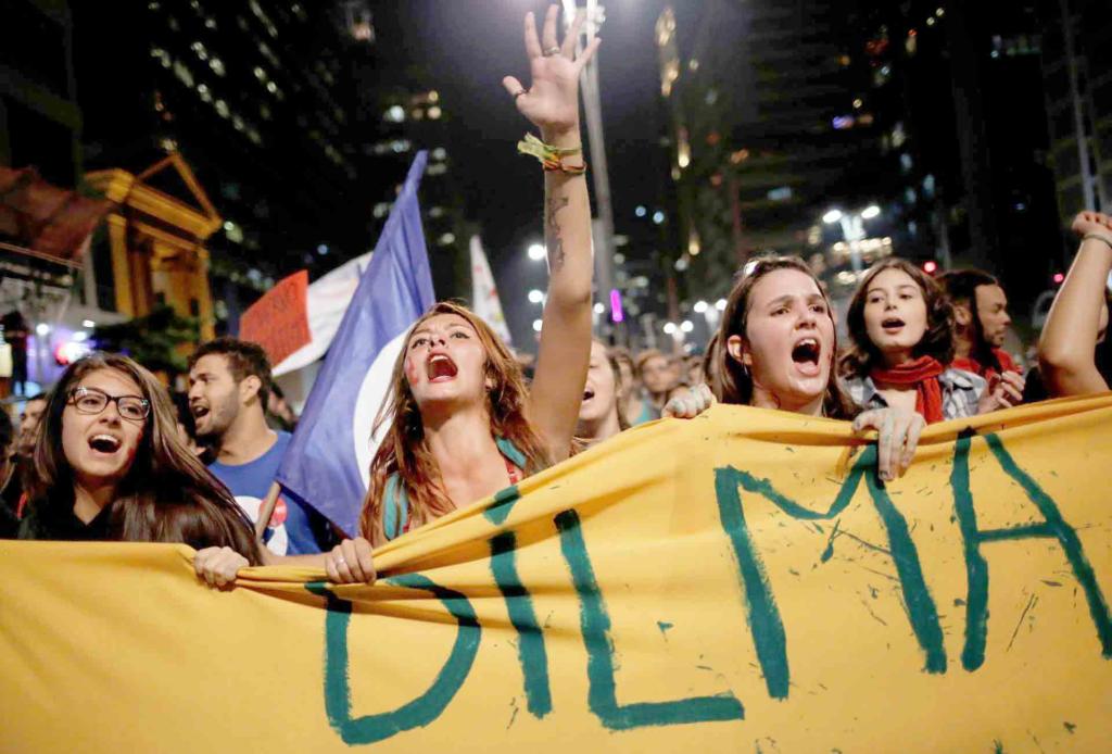 Luego del golpe de estado parlamentario a Dilma Rousseff la población continuó en las calles en apoyo a la destituida mandataria y contra las medidas privatizadoras de Michel Temer 