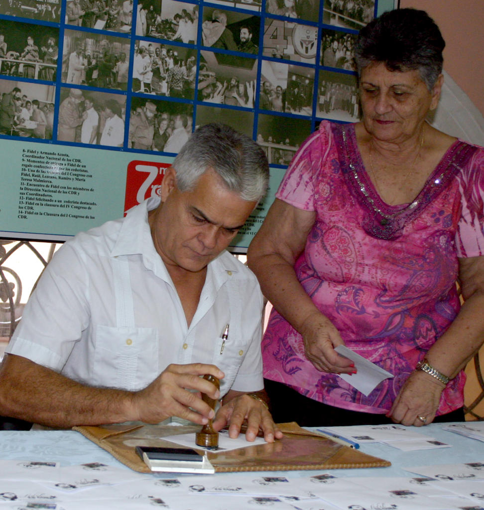 Orestes Llanes, vicecoordinador nacional de los CDR, canceló un sello postal en ocasión del aniversario 56 de esa organización de masas. Foto: César A. Rodríguez 