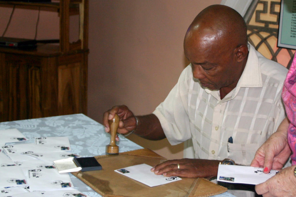 En el acto efectuado en el museo 28 de Septiembre, Eduardo Fabré, director de la Escuela de Correos de Cuba, participó en la cancelación de la estampilla. Foto: César A. Rodríguez