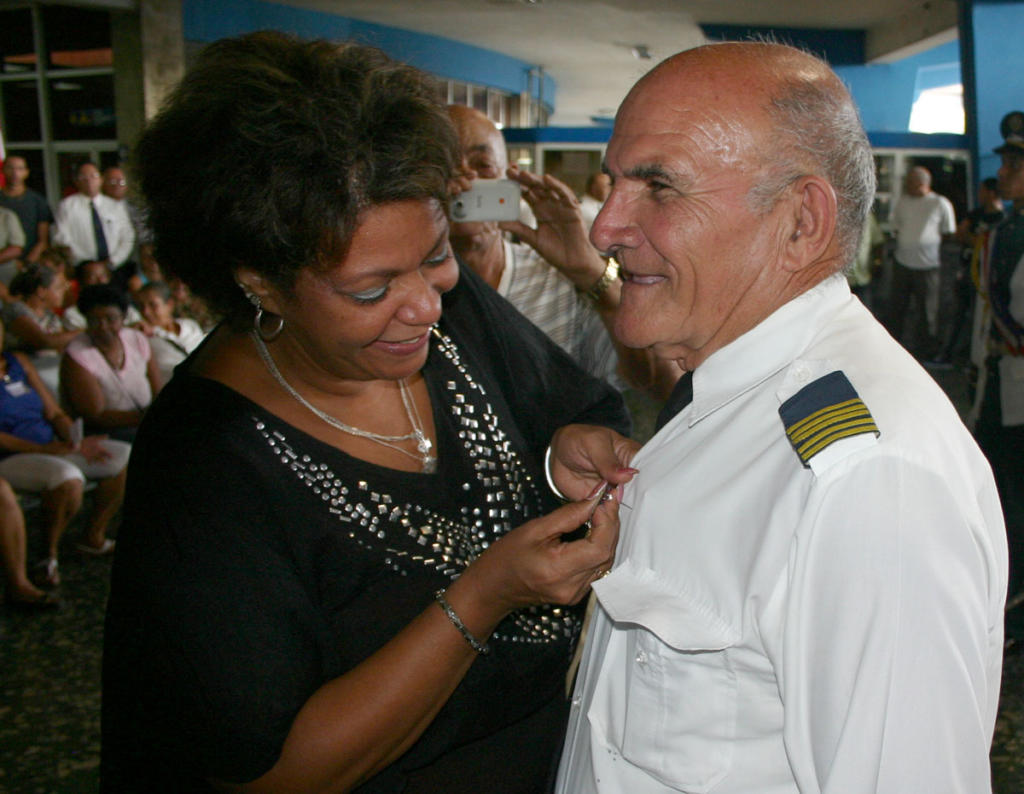 Durante el acto Milagro de la Caridad Pérez Caballero, integrante del Secretariado de la Central de Trabajadores de Cuba impuso la Distinción José María Pérez Capote a cinco trabajadores que acumulan 25 o 20 años de labor destacada. Foto: Cesar A. Rodríguez