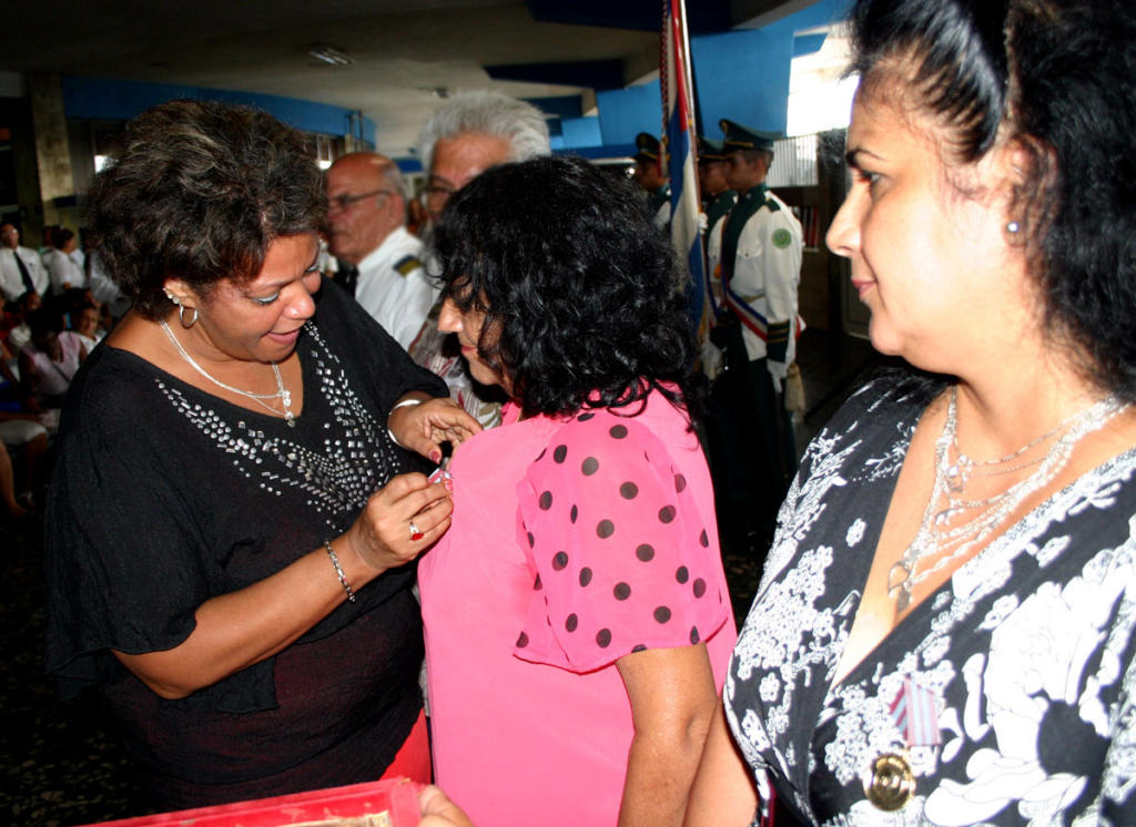 Durante el acto Milagro de la Caridad Pérez Caballero, integrante del Secretariado de la Central de Trabajadores de Cuba impuso la Distinción José María Pérez Capote a cinco trabajadores que acumulan 25 o 20 años de labor destacada. Foto: Cesar A. Rodríguez