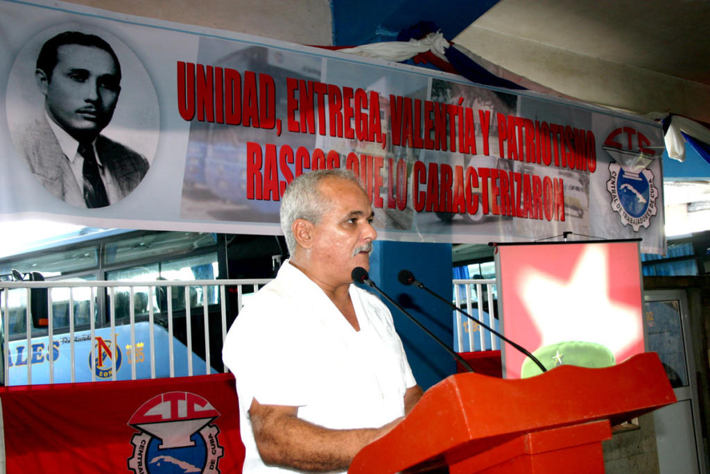 Fermín Umpierre Iraola, secretario general del Sindicato Nacional de Trabajadores del Transporte y Puertos (SNTTP) destacó facetas de la vida y obra de quien fuera paradigma de la unidad proletaria y militante comunista. Foto: Cesar A. Rodríguez