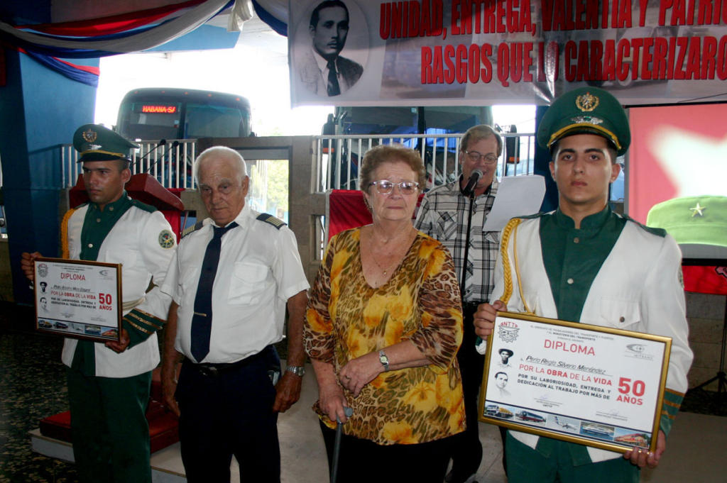 También se hizo entrega del Diploma Por la Obra de la Vida a Perla Regla Silverio y Pedro Monz Esquirrol, con 50 años dedicados a este sector. Foto: Cesar A. Rodríguez