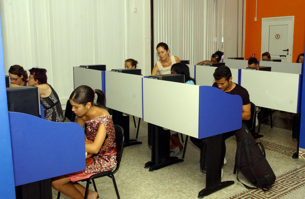 Entre los servicios más recientes que ofrece Etecsa, están las salas de navegación por internet. Foto: César A. Rodríguez
