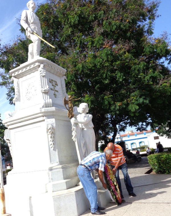 Los delegados honraron al insigne mambí tunero Mayor General Vicente García.