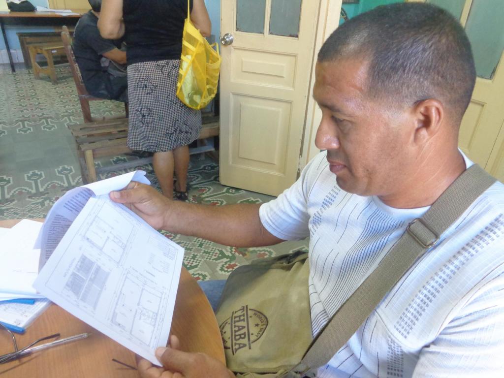 Aleyannis se satisface de la orientación del AC en lo referido a la sismorresistencia de la casa que pronto construirá. Foto: Betty Beatón