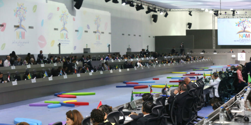 La necesidad de fortalecer las instituciones mundiales para garantizar la paz, la no injerencia en los asuntos internos de cada Estado y el respeto a la soberanía nacional, fueron otros de los temas evaluados por los jefes de Estado y de Gobierno de los 120 países miembros y un territorio autónomo, que asistieron a la cita. Foto: Tomada de Google