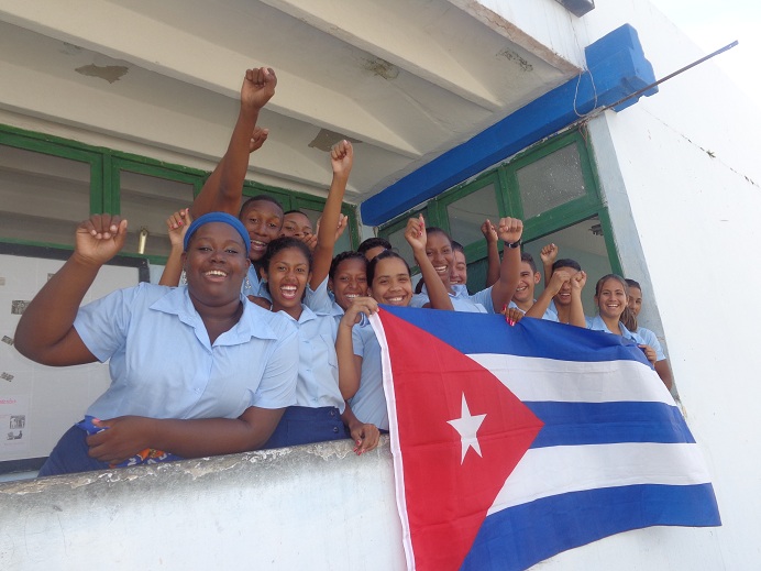En las escuelas de Santiago de Cuba la juventud denuncia y condena las nuevas acciones subversivas de los Estados Unidos. Foto: Noryis