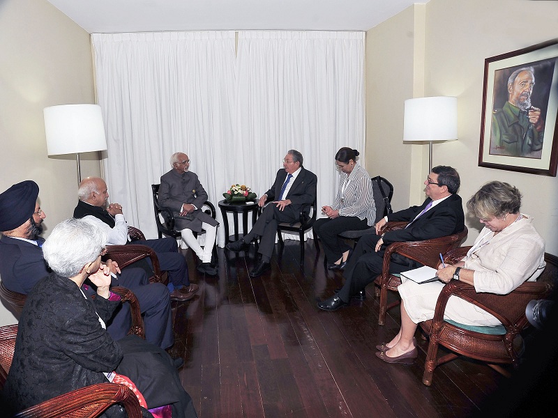 El vicepresidente de la India y el Presidente cubano, reiteraron el interés común de continuar avanzando en el desarrollo de las relaciones bilaterales. Foto: Estudios Revolución