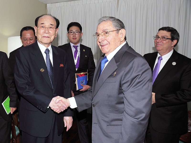 El General de Ejército y el compañero Kim Yong Nam, consideraron su reunión como muestra de las históricas y fraternales relaciones de amistad que existen entre las dos naciones. Foto: Estudios Revolución