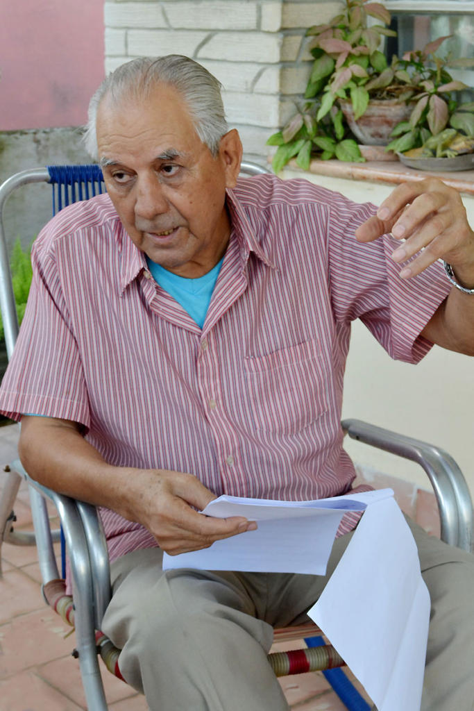 El coronel René Vallina Mendoza explica que cuando se disponían a avanzar sobre el cuartel se presentaron dos aviones B-26 en vuelo rasante y comenzaron a ametrallar la ciudad; poco después entró el Tercio Táctico. Foto: Eddy Martin