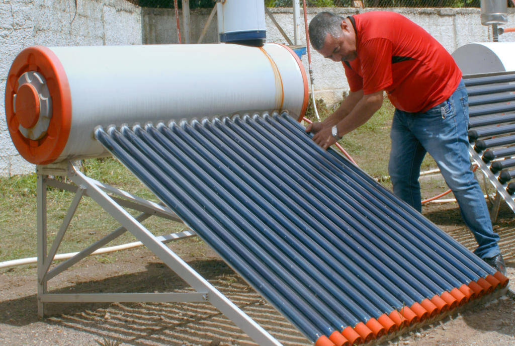 La introducción de esta tecnología en los hogares cubanos parte de la necesidad de reducir el consumo de electricidad y elevar el aprovechamiento de las energías renovables. Los calentadores de 90 litros de capacidad tendrán 10 tubos al vacío y dos de repuesto por si ocurre algún incidente en el proceso de montaje. Foto: Heriberto González Brito