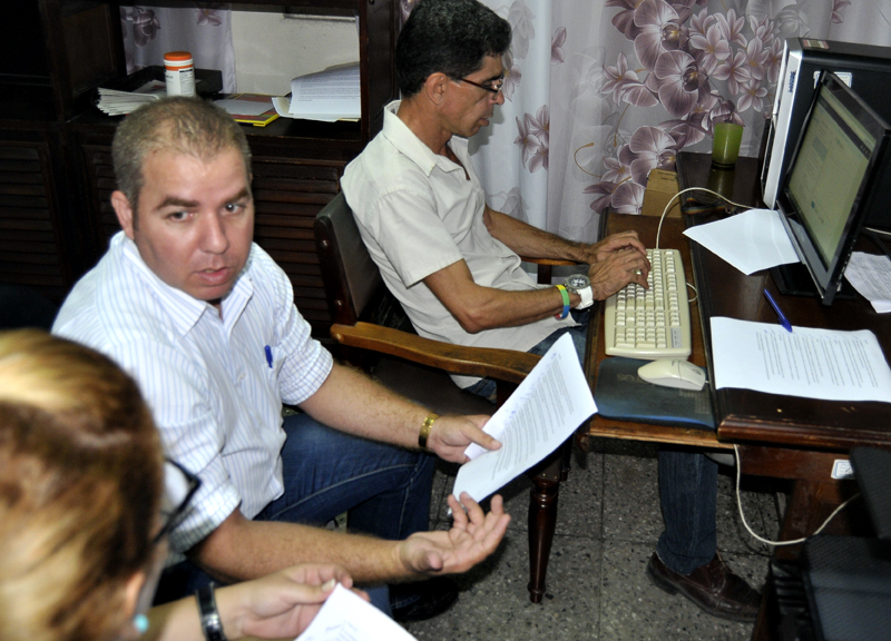 Vladimir Regueiro Ale (al centro), director de Ingresos del Ministerio de Finanzas y Precios. Foto: José R. Rodríguez Robleda