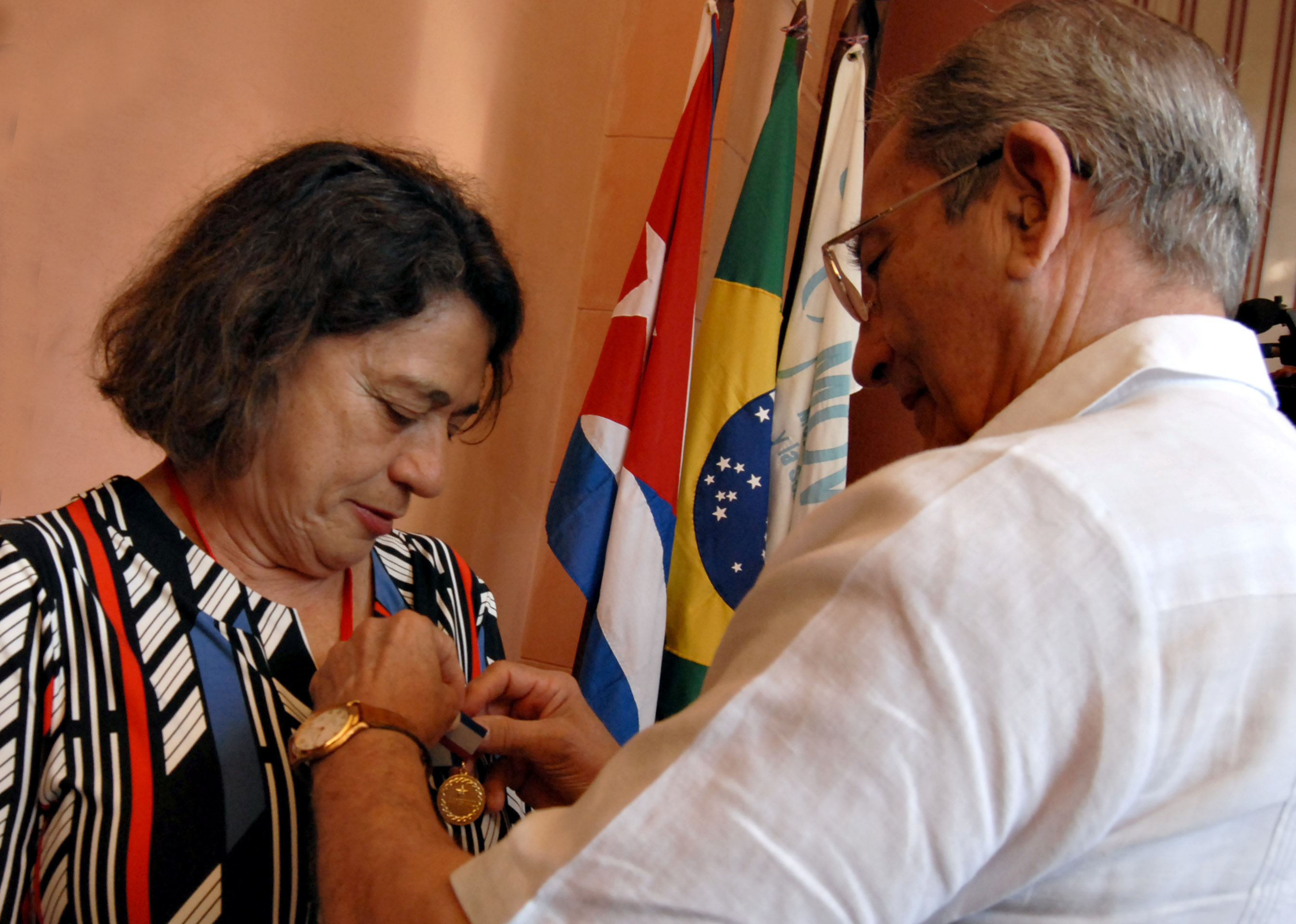 María do Socorro Gomes, presidenta del Consejo Mundial de la Paz, recibió la “Medalla de la Amistad” de manos de José Ramón Balaguer, miembro del Secretariado del Comité Central del Partido Comunista de Cuba. Foto: Heriberto González Brito
