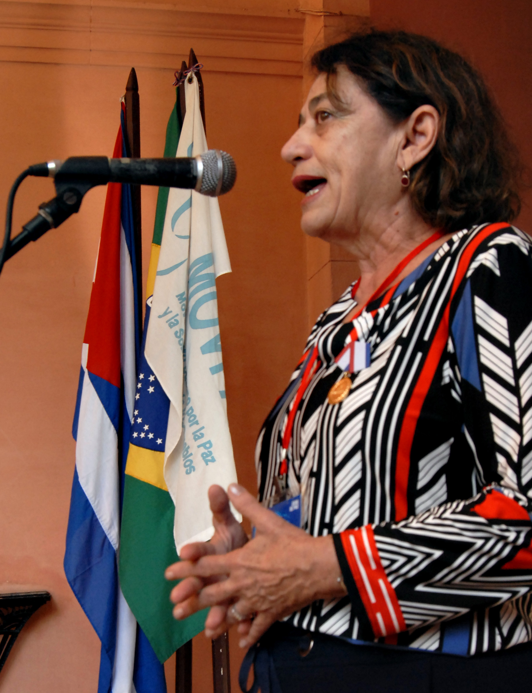 Socorro recibe el reconocimiento a su destacada labor activista por la paz en distintos países de la región. Foto: Heriberto González Brito