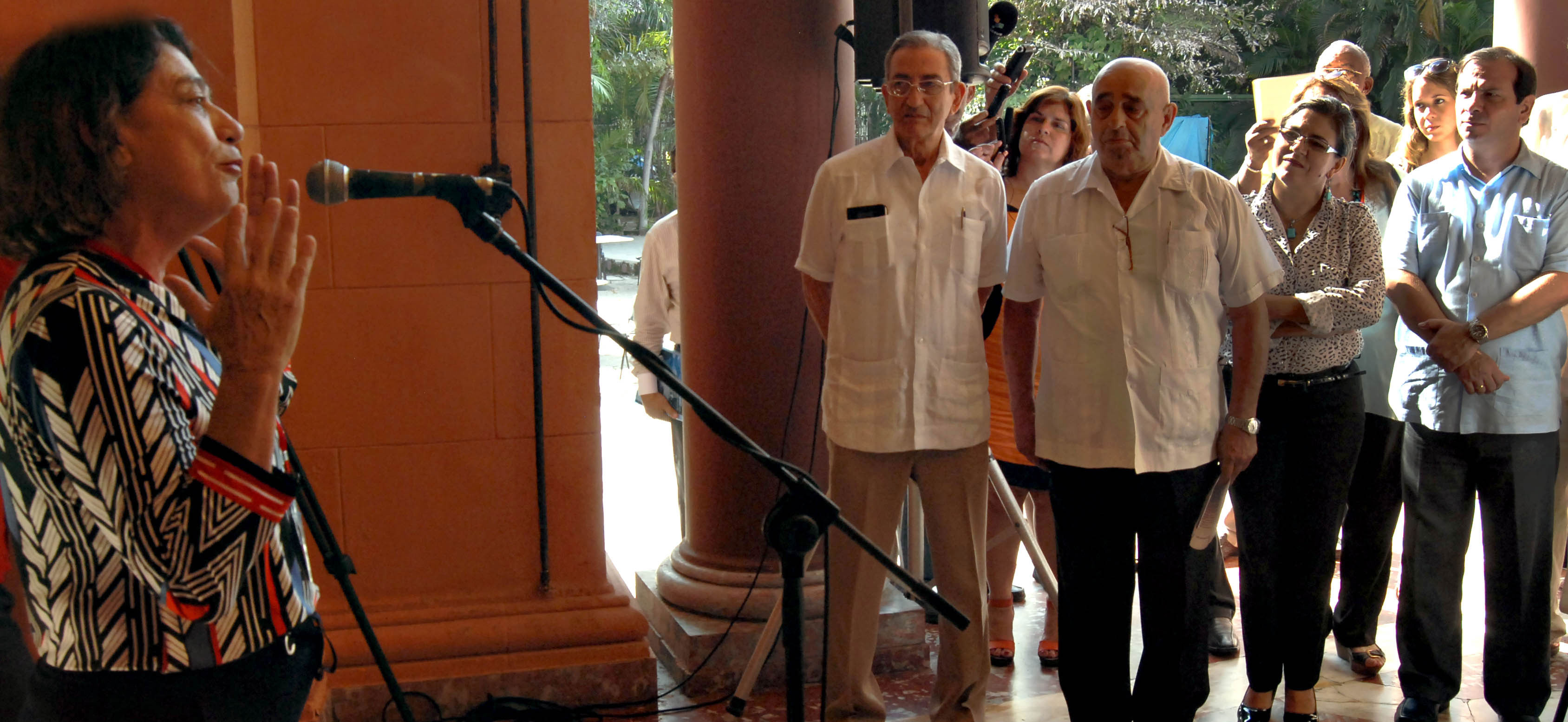 En la condecoración a la activista brasileña y la inauguración estuvieron presentes Kenia Serrano, presidenta del Instituto Cubano de Amistad con los Pueblos (Icap); Fernando González, vicepresidente del Icap; Silvio Platero, presidente del Movimiento Cubano por la Paz; y José Ramón Balaguer, miembro del Secretariado del Comité Central del Partido Comunista de Cuba. Foto: Heriberto González Brito