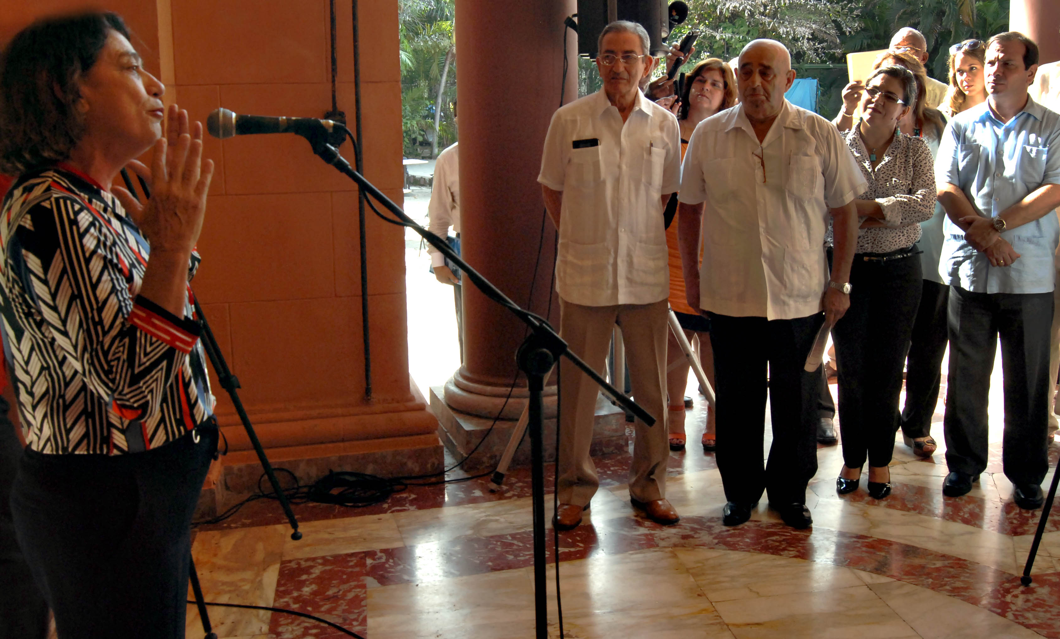 En la condecoración a la activista brasileña y la inauguración estuvieron presentes Kenia Serrano, presidenta del Instituto Cubano de Amistad con los Pueblos (Icap); Fernando González, vicepresidente del Icap; Silvio Platero, presidente del Movimiento Cubano por la Paz; y José Ramón Balaguer, miembro del Secretariado del Comité Central del Partido Comunista de Cuba. Foto: Heriberto González Brito