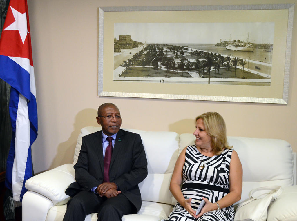 El primer ministro de Lesoto fue recibido por Ana Teresita González, viceministra del Ministerio de Relaciones Exteriores de Cuba. Foto: Joaquín Rodríguez