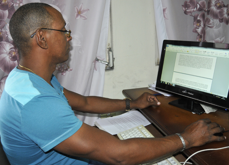 Carlos Peña Boys, especialista principal de atención al Contribuyente en la Oficina Nacional de Administración Tributaria (Onat). Foto: José Raúl Rodríguez Robleda