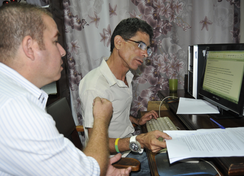 Vladimir Regueiro Ale (izquierda), director de Ingresos del Ministerio de Finanzas y Precios. Foto: José R. Rodríguez Robleda