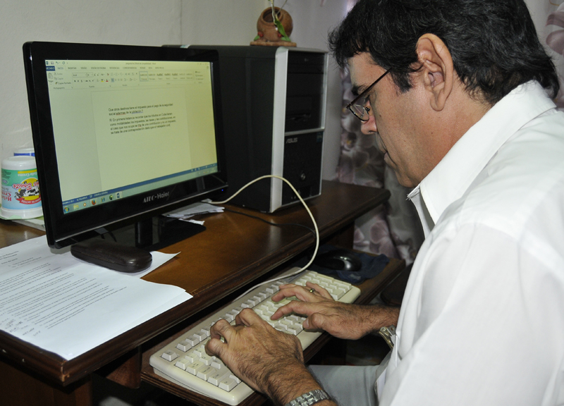 Abel Rivero Ochoa y Rafael Guevara, jefe del Departamento de empleo y salario de la Central de Trabajadores de Cuba. Foto: José R. Rodríguez Robleda