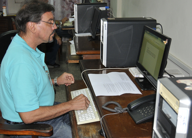 Rafael Guevara, funcionario respectivamente del Departamento de empleo y salario de la Central de Trabajadores de Cuba. Foto: José R. Rodríguez Robleda