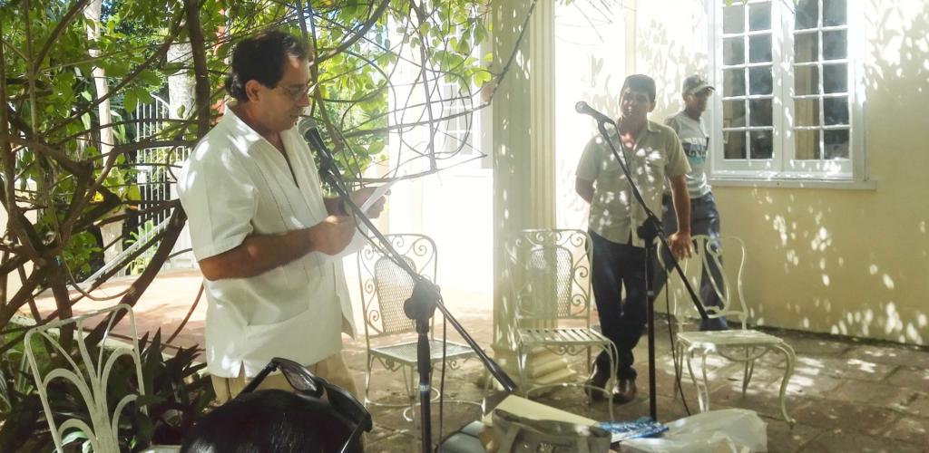 Emotivo en particular resultó el mano a mano poético entre el escritor Antonio Borrego (a la izquierda en la imagen) y el repentista Luis Paz Esquivel. Foto: Liana María Serra Felipe