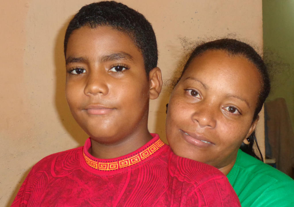 Félix Daniel no asiste regularmente a la escuela, como los niños de su edad. El hospital y el hogar han sido sus últimos colegios conocidos. Foto: Eduardo González Martínez