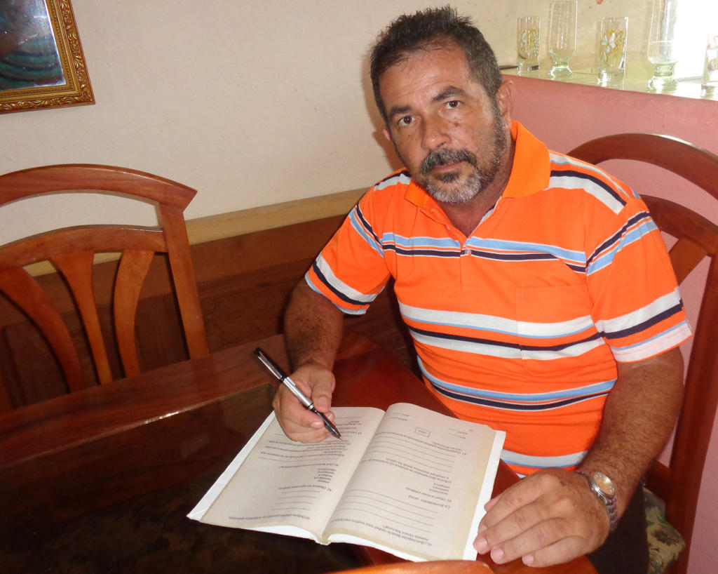 Pablo Gómez Díaz, maestro a distancia, quien impartirá el quinto grado al infante. Foto: Eduardo González Martínez