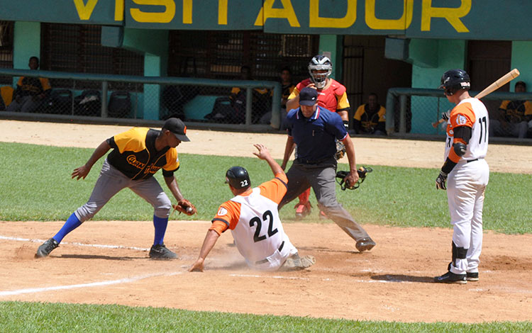Norel González, uno de los talentos de la actual serie nacional, anota carrera. Foto: periodico Vanguardia