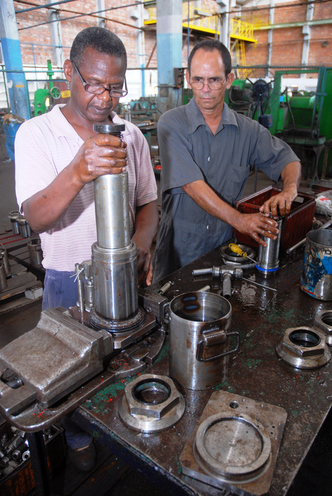 El colectivo de la empresa oleohidráulica José Gregorio Martínez mereció la sede del acto central de la provincia de Cienfuegos por el aniversario 40 de la Anir. / Foto: Modesto Gutiérrez, ACN