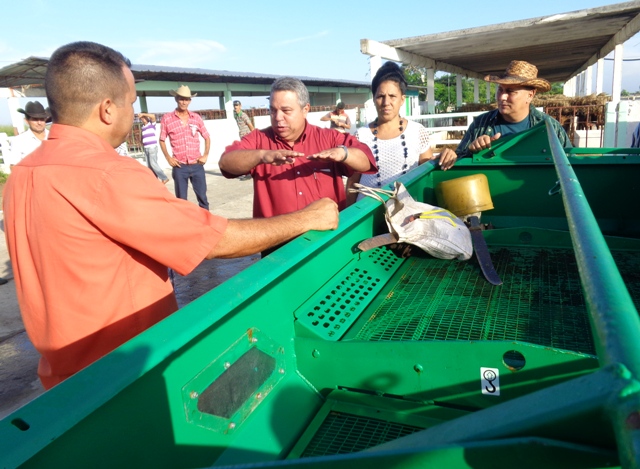 En la UEB La Veguita, el Secretario general de la CTC, constató el empleo de nuevos equipos. Foto: Jorge Pérez