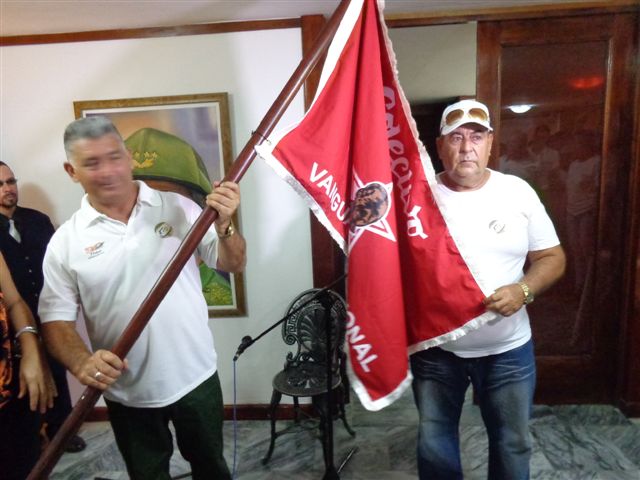 Representantes de Cubiza recibieron la bandera de Vanguardia Nacional. Foto Manuel Valdés Paz