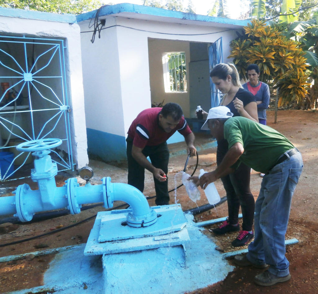 Parte del equipo durante el monitoreo a una estación de bombeo del municipio de Venezuela. (Foto: Cortesía de EAH)