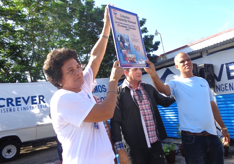 El miembro del Comité Central del Partido y su primer secretario en la provincia, Ariel Santana Santiesteban (al fondo) entrega el reconocimiento. Foto: Jorge Pérez
