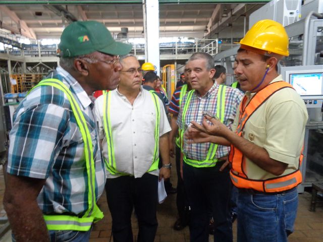valdes-2-en-la-cerveceria-bucanero-recibio-una-detallada-explicacion-de-la-situacion-productiva-foto-manuel-valdes