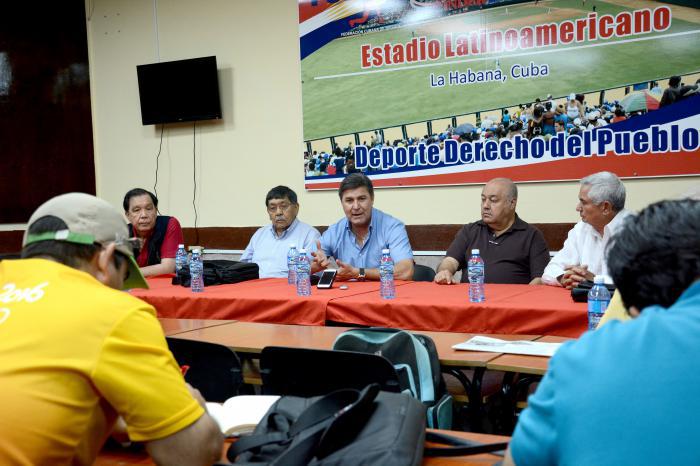Conferencia de prensa de las autoridades mexicanas de béisbol en el estadio Latinoamericano, de La Habana. Foto: Ricardo López Hevia