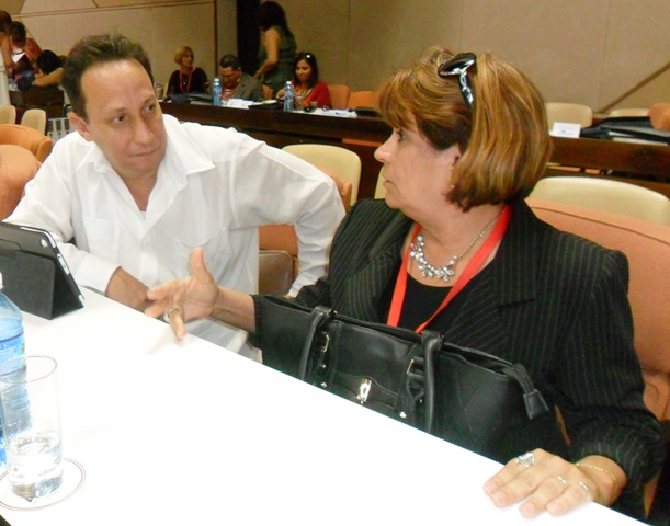 José Carlos del Toro, presidente de la Sociedad Cubana de Presupuesto Público, conversa con una de las delegadas al XIV Seminario Internacional Tributario. Foto: Francisco Rodríguez Cruz